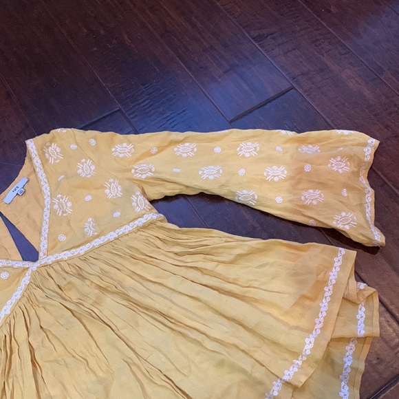 EUC Yellow White Fate Embroidered Boho Blouse Top Shirt Bell Sleeves XS - Picture 5 of 9